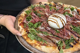  Pizza Włoska z burratą (na cienkim cieście) - 30 cm